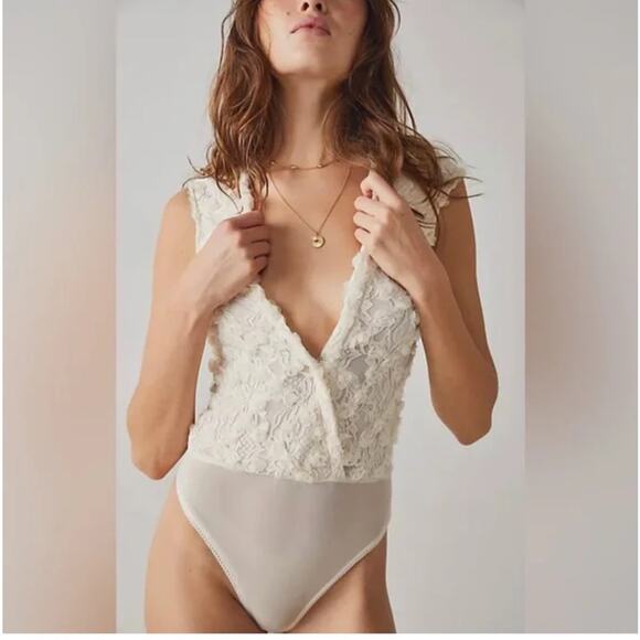 NWOT Free People 2 Haute 2 Handle Bodysuit Lace Mesh Soft V-neck Stretch Ivory - Picture 1 of 15